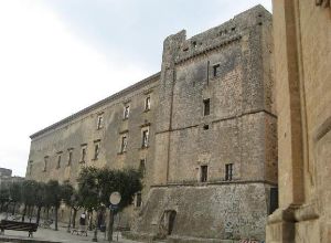 Tricase - piazza Giuseppe Pisanelli - Uno scorcio di Palazzo Gallone